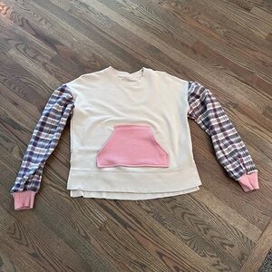 Women’s Cream Sweatshirt with Pink Pocket & Plaid Sleeves